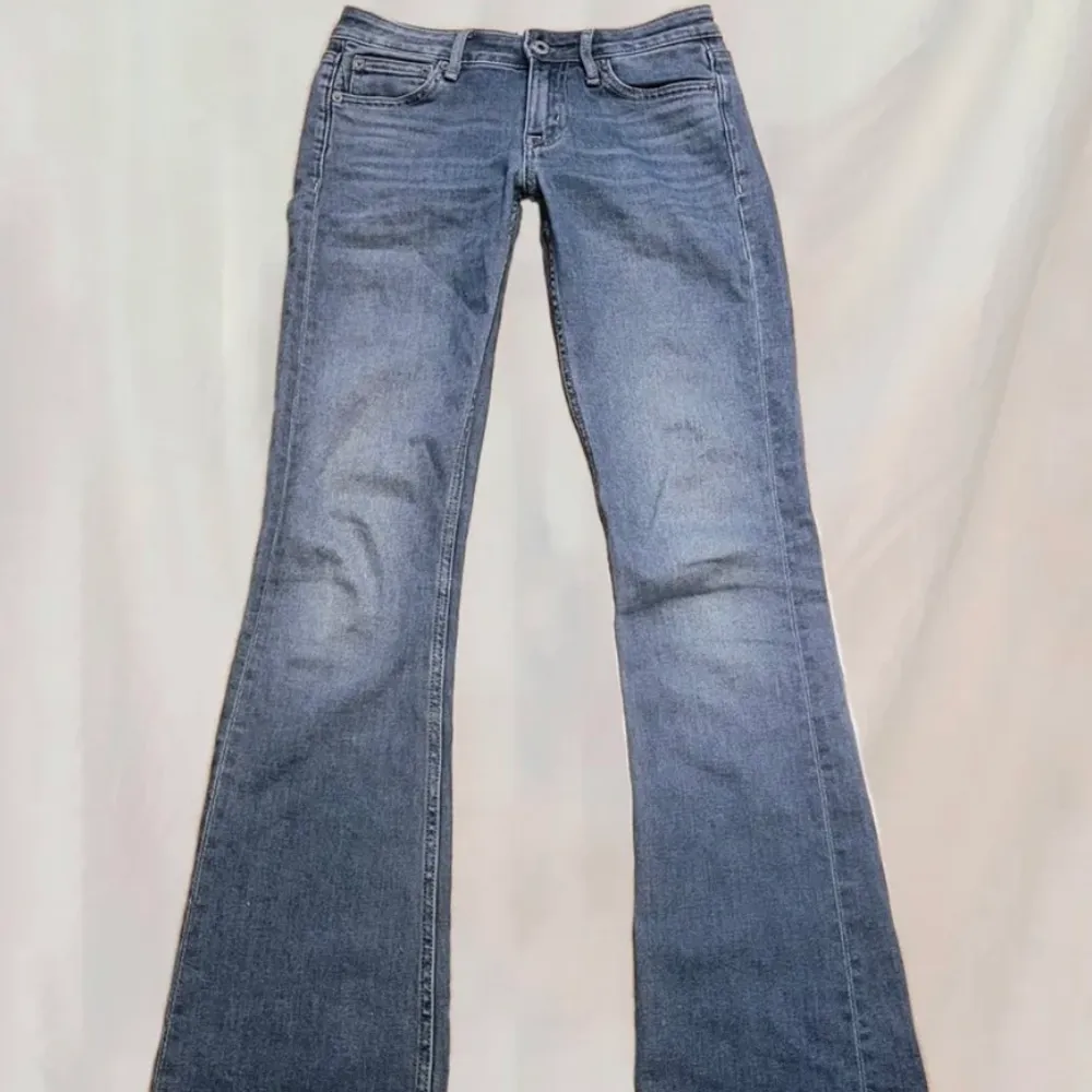 Lågmidjade bootcut i märket Crocker. Bra skick, dock lite slitningar mellan benen men inte alls mycket. Midjemått: 74 cm. Innerbens längd: 85 cm. Storlek W26 L33💓💓. Jeans & Byxor.