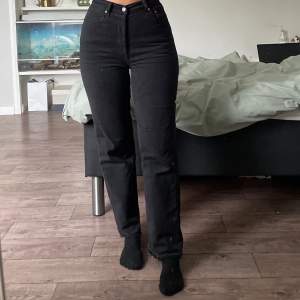 Säljer nu mina superfina jeans från levis då de inte kommer till användning längre. Jeansen är i storlek W28/L29 (jag har sprättat upp sömmen längst ner på byxbenen, så de är nog lite längre) och är i bra skick trots att de är använda en hel del. Jag på bilden är ca 166 cm och brukar vanligtvis ha storlek 36/38 i jeans. Köparen står för frakten på 66kr🥰