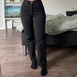 Jeans från Levi’s - Säljer nu mina superfina jeans från levis då de inte kommer till användning längre. Jeansen är i storlek W28/L29 (jag har sprättat upp sömmen längst ner på byxbenen, så de är nog lite längre) och är i bra skick trots att de är använda en hel del. Jag på bilden är ca 166 cm och brukar vanligtvis ha storlek 36/38 i jeans. Köparen står för frakten på 66kr🥰