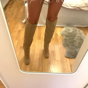 Skitsnygga bruna boots - Säljer mina dösnygga beige boots! Typ mockamaterial. Dom är bara använda 1 gång så dom är i superfint skick!! Sanna i storlek. Skriv för fler bilder eller om ni är intresserade 🥰🥰