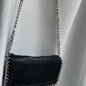 Väska - Bra skick! Inga skador och använd 3-4 gånger och får ingen användning av denna väska💕