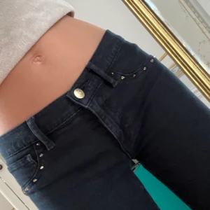 Juicy couture jeans - skinny jeans från juicy couture med fina guldnitar på fickortna