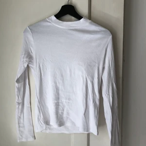 Monki tröja, strl M - Figurnära och stretchig tröja från Monki i storlek M. Använd men i mycket fint skick. 97% bomull, 3% elastan. 