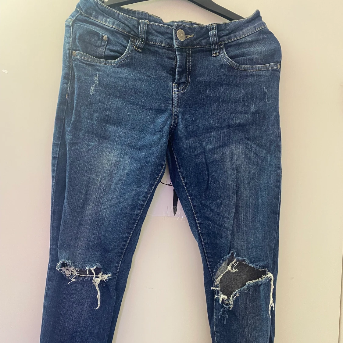 Lågmidjade snygga slitna jeans! - 90