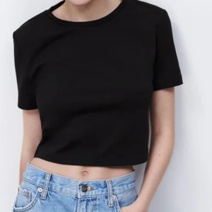 Croppad t-shirt  - ✮ Snygg croppad t-shirt med lös passform. Använd ett fåtal gånger. Inga defekter. Köparen står för frakten. ✮