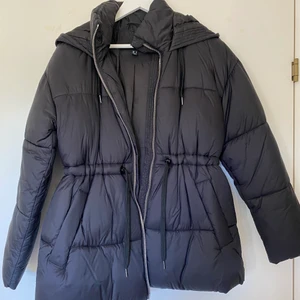 Vinterjacka - Vinterjacka från vermo Moda med band i midjan. Aldrig använd. Svart 