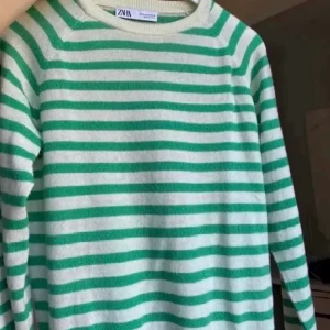 tröja zara - Säljer nu min grönvit randiga tröja då den inte kommer till användning❤️ jätteskönt material och perfekt passform. Stolek S men passar  Xs-M, hör av er för fler frågor eller fler bilder. bilden är lånad. 