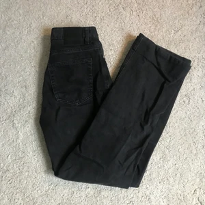 Svarta jeans från Bik Bok - Säljer mina högmidjade reguler wide jeans från Bik Bok.  Köpta i höstas men är i bra skick.  De är uppsydda så passar mig som är strax under 160 perfekt!  Kontakta mig privat för fler bilder eller frågor :)  Frakt ingår inte i pris😊