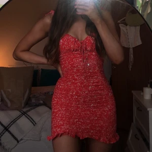 Kissthesky - Klänning röd med vit 