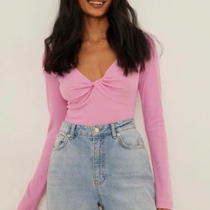 Topp - V ringad tröja från NA-KD. Använd ett fåtal gånger. Ord pris 250kr mitt pris 100kr + frakt (66kr)   Fraktar endast och köparen står för frakten 🤍 Frågor eller funderingar? Skicka ett meddelande! 