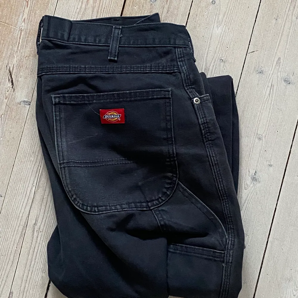 svarta carpenter jeans köpta second hand. Sitter lite löst om de är de man gillar. 34x34. Har två extra fickor på låret perfekta för ett cigg packe eller snusdosa:). Jeans & Byxor.