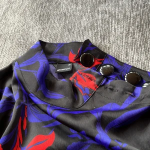 Blus  - Oanvänd blus med snygg krage,xtra knappar finns med 