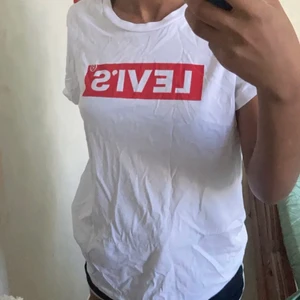 Levi’s t-shirt - Säljer en sjukt fin levis tröja, original pris 200+ fast säljer den för 70kr + frakt. Paketet är tyvärr inte spårbar💕