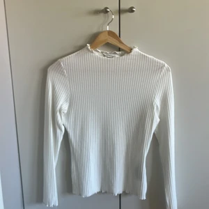 Vit topp, passar till allt🤍 - Jag säljer denna fina vita topp från Only. Har använt denna endast 2 gånger och den är fräsch och fin🤍 Passformen är ganska tight så skulle säga att den passar även xs🤍 Köparen står för frakten och kontakta mig om det är något ni undrar.