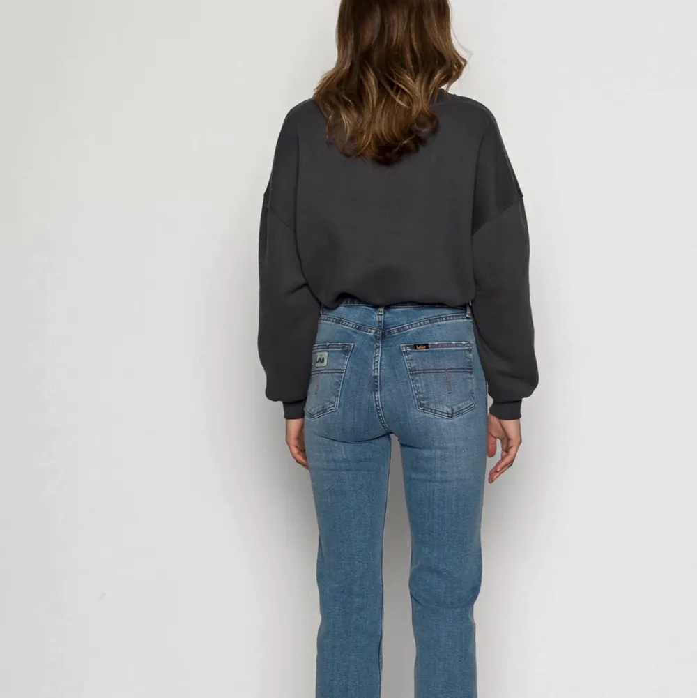Jag säljer ett till par jeans i modellen som står ovan💙 även dessa till nypris av 1600kr, jag säljer för 800kr.. Jeans & Byxor.