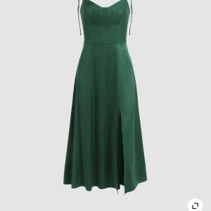 Solid satin corset slit dress  - Suuuperfin grön klänning, nyskick då jag köpte fel storlek. 