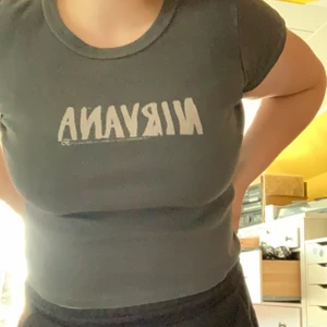 Nirvana tröja - Grå tröja med nirvana text🥰 tryck inte på köp! Kontakta mig vid intresse💞