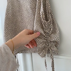 Topp Zara - Beige topp från zara i storlek S-M. Går att reglera huruvida man vill ha den lite lösare och längre eller kort och tightare med hjälp av snörning på sidorna. Superfin!