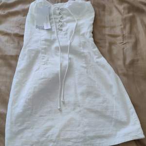 En vit klänning som är helt ny. Den är även  i bra skick. Köpare står för frakt. 