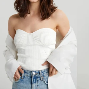 Bandeau topp - TRYCK INTE PÅ KÖP NU Säljer denna populära topp, eftersom att den inte passar mig i storlek. 259kr ordinarie pris och helt slutsåld!🤩 Endast använd 1 gång⭐️💓 (Första bilden lånad)