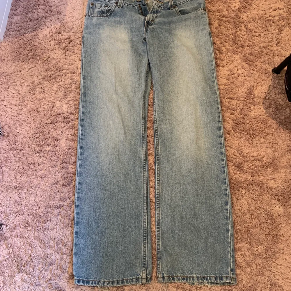 Lågmidjade Levis jeans köpta av min kompis pappa. Vet inte exakta storleken men jag är 164 och storlek xs/S vanligtvis och dom sitter toppen på mig. Tvättas självklart innan de postas! 💗. Jeans & Byxor.
