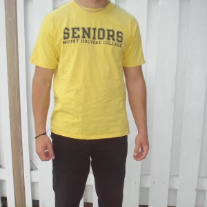 Vintage Tshirt - Gul vintage tshirts som jag thriftade i Kanada.  Passform: Något oversized 