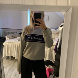 Gant sweatshirt - Fin gant sweatshirt som är sparsamt använd. Köpt för nåt år sen för 799kr men har mest legat. Storlek 164 men är som xs/s.