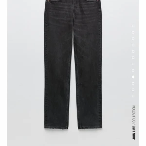 Zara mid straight jeans  - Ett par jätte snygga jeans från zara som jag säljer eftersom jag råka beställa för stor storlek o hann aldrig lämna tillbaka i tid! De säljs inte längre och är i nyskick. De är köpta för 359 kr men säljer för 199 kr💕