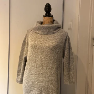 Tjock lång tröja  - En lång skön stickad tröja! Är jätte skön till vardagen men även till en träff med kompisar! Säljer då den inte passar på mig😁 hör av er om ni är intresserade!