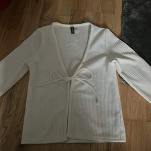 Säljer en hm tröja som är liknande en ”kofta” har använt den va 3-4 ggr.
