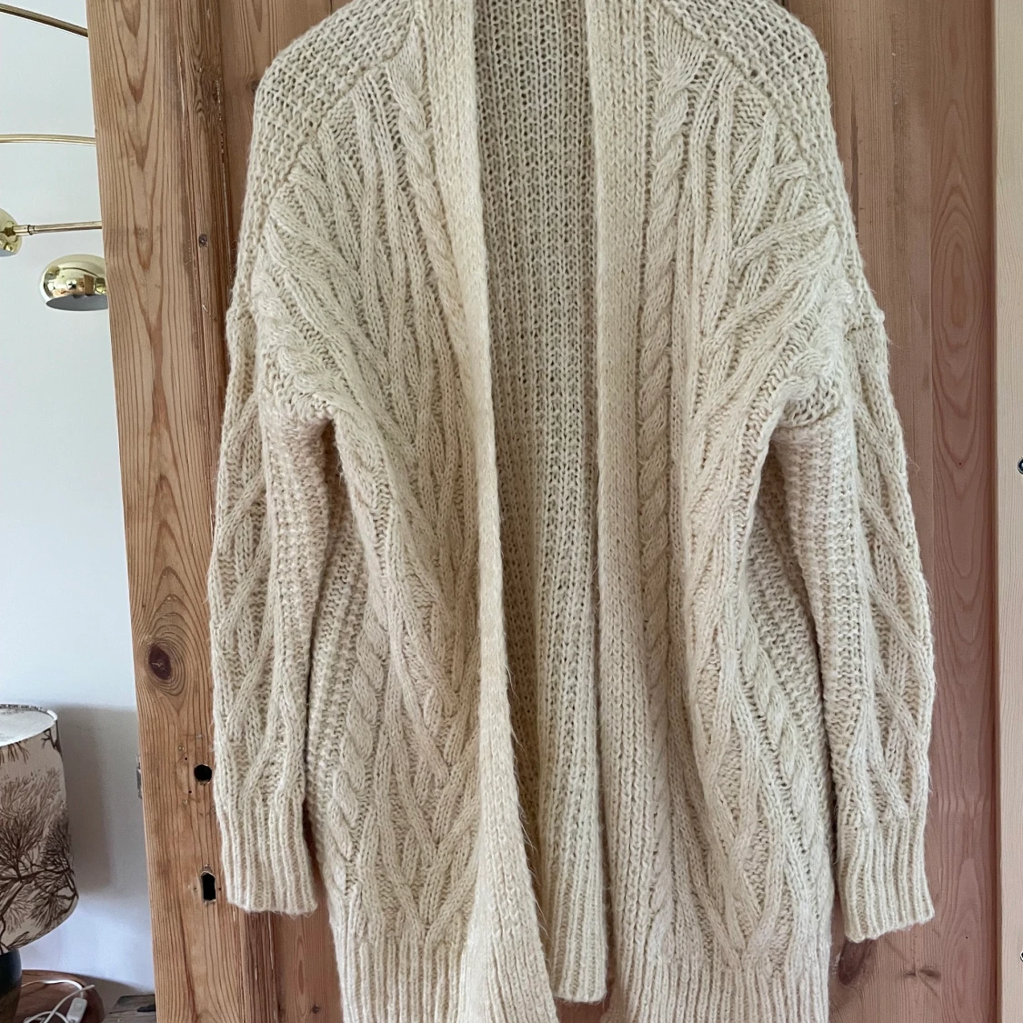 Beige Kabelstickad Kofta 