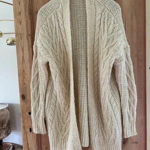 Beige Kabelstickad Kofta  - Skitsnygg och varm kofta från Vero Moda. Använd max 2 gånger.