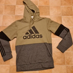 Adidas Hoodie storlek S - Adidas Hoodie storlek S Använd 1 gång den är som ny  Kommer från Rökfri och Djurfri hem