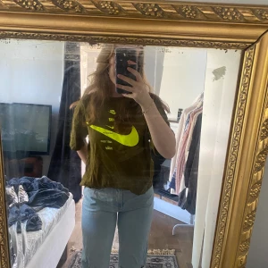 Nike t-shirt  - Så cool t-shirt, köpt för 400 kr. Trycket på tröjan lyser i mörker och fungerar som en reflex 