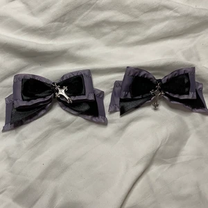 Handgjorda hårrosetter  - Handgjorda hårrosetter i satin och spets. Rosetterna kommer i par och dekorerar med berlocker i form av kors. DMa för billigare frakt och betalning vi swish 