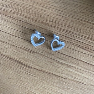 örhängen  - hjärt örhängen jag aldrig använt😅jättefina☺️samfraktar gärna med andra smycken! frakt ligger på 12kr