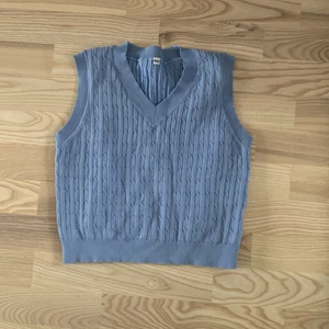 Väst  - Blå väst! Ser typ stickad ut. Köptes för ca 100kr på Shein ! Har använt den ca 3 gånger! Säljer på grund av att de inte är min stil!👀