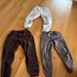 Mjukisbyxor  - Säljer dessa tre mjukisbyxor i ett paketpris för 350. De gråa är i storlek xs och Bruna i S. Köpare står för frakt 📦 