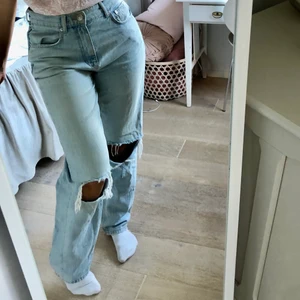 Jeans - Säljer dessa jeans för 200kr! Från Gina tricot i strl 38!