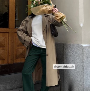 Gröna jeans - (Lånade bilder!!) säljer dessa gröna sjukt snygga och sköna jeansen ifrån NA-KD i storlek medium men sitter lite mer baggy så det sitter midwaist/lowwaisted❤️❤️skriv till mig för fler bilder!