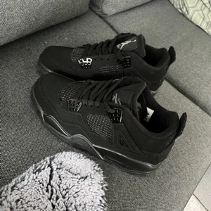 Jag säljer ett par jordan 4 black cats  - Jag säljer ett par jordan 4 black cats i storlek 39 men det är herr storlek och dom passade min kompis som har storlek 41 dom är i väldigt fint skick! Säljer på grund  utav att dom är för stora😁