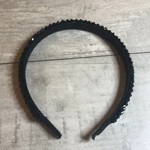 diadem - diadem me kristaller:) använt några gånger men ser ut som ny, hör av er om ni vill köpa elr har nån fråga