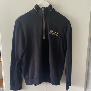 Hugo boss kofta - Mycket fint skick, kanske använd 1 gång men den har dock suttit inne länge så kan behöva torkas eller om du vill tvättas lite annars ser den knappt rörd ut. Den är Äkta! Strl: M, liten i storlek enligt mig kanske för den inte passar mig längre.