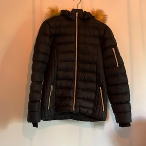 Jacka  - En Vinson Polo Club jacka som aldrig använts. Storlek:14