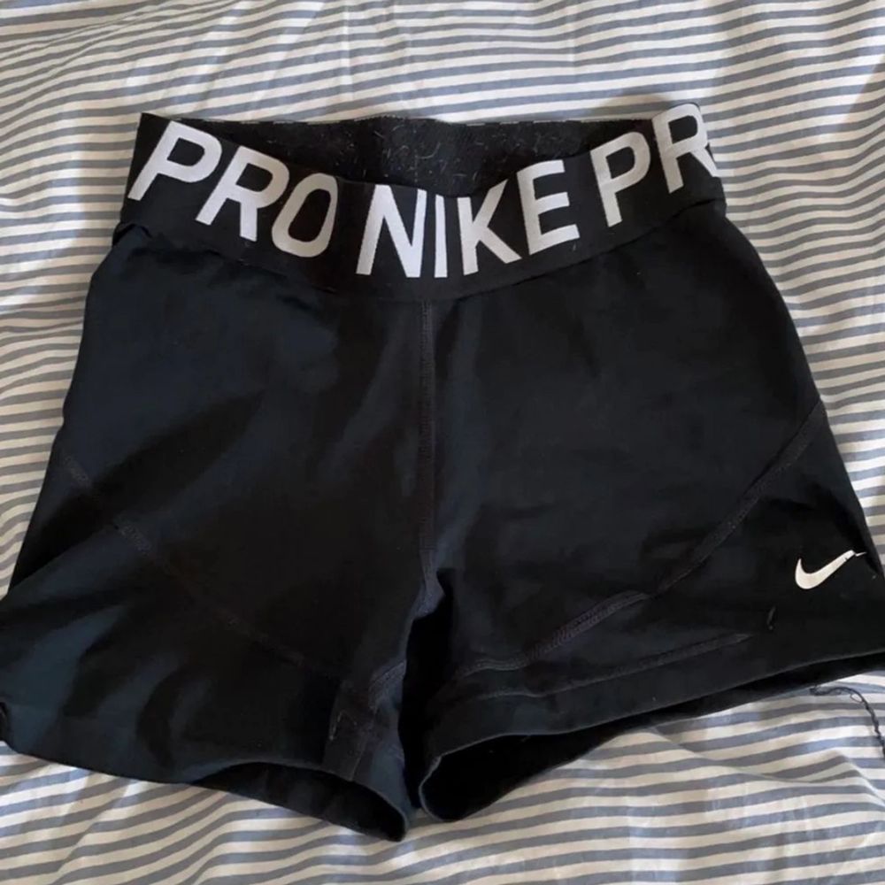 Säljer dessa jättefina nike shortsen. Om det är flera intresserade så blir det budgivning på de. Vid frågor eller vid direkt köp så är det bara att kontakta mig privat!💕. Shorts.