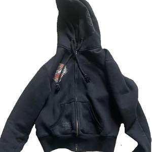 säljer denna as snygga ed hardy hoodie. köpte den för ett tag sen på plick men har inte kommit till användning. 