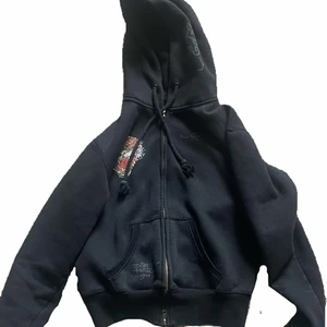 ed hardy hoodie - säljer denna as snygga ed hardy hoodie. köpte den för ett tag sen på plick men har inte kommit till användning. 