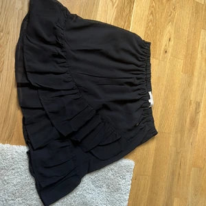 Svart kjol - Säljer denna fina kjolen ifrån Pernilla wahlgrens kollektion. Aldrig använd. 