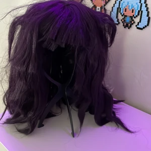 Cosplay - Mikan tsumiki peruk som jag köpt här på plick säljer den för att jag beställde en ny men den är k bra skick det ända är att en av bannern i peruken är trasig men den funkar ändå. Den är redan stylad☺️ kontakta mig för fler bilder/information💗