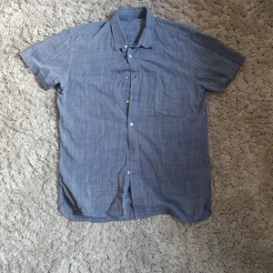 Kortärmad skjorta - MQ dobber skjorta, perfekt för varma sommardagar. Om du har en fråga eller vill ha fler bilder är det bara att skicka ett meddelande